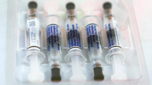 Vacinas contra gripe. Crédito: Damian Dovarganes/AP