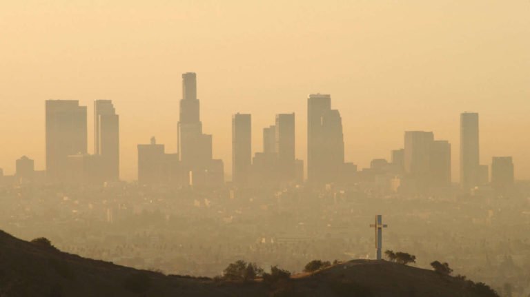 Ar poluído em Los Angeles. Imagem: David McNew (Getty Images)