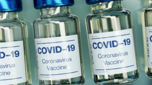 Vacina COVID-19. Imagem: Daniel Schludi (Unsplash)