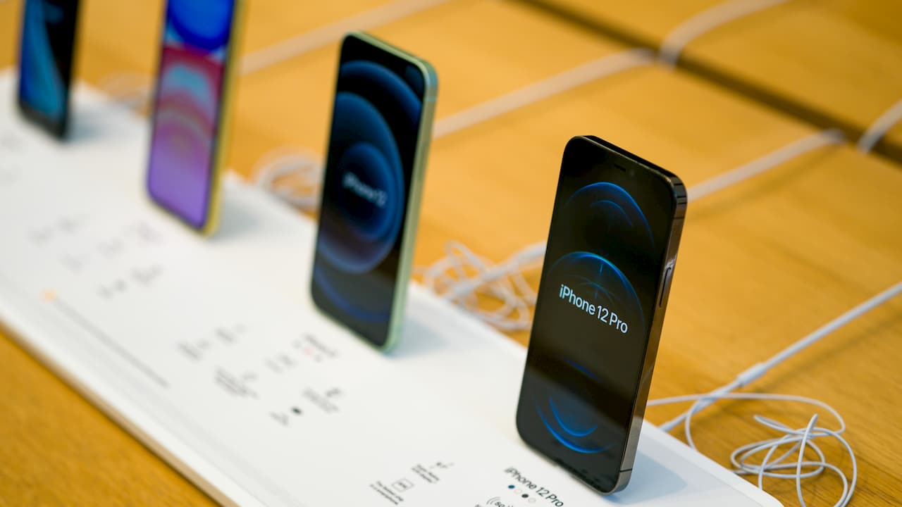 iPhones em uma mesa de uma loja da Apple.