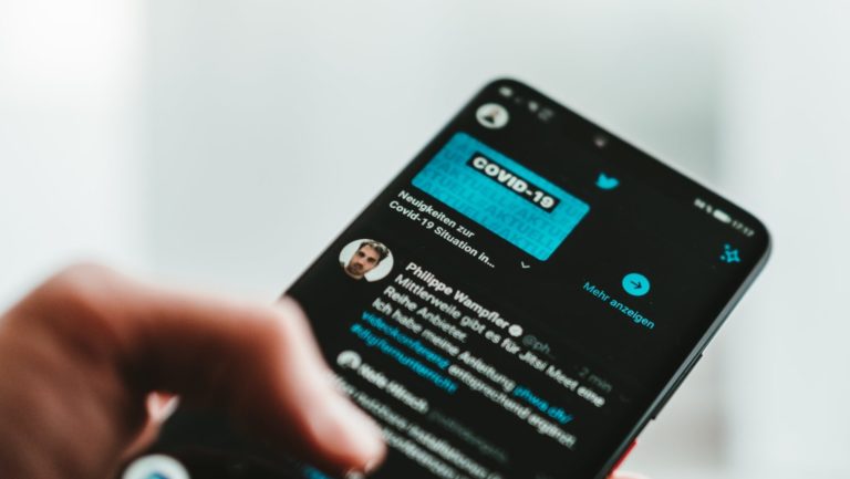 Twitter covid-19. Imagem: Claudio Schwarz (Unsplash)