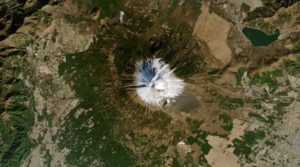 Imagem de satélite do Monte Fuji e da área circundante em 1° de janeiro de 2021, praticamente sem neve. Imagem: NASA Earth Observatory.
