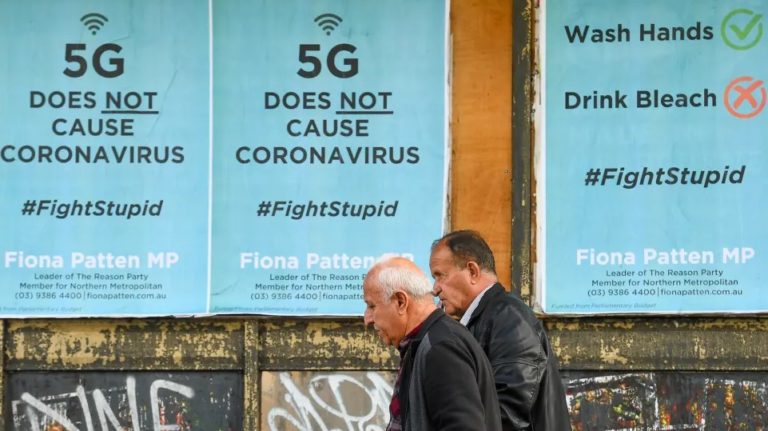 Cartazes de anúncios de serviço público implantados no ano passado em Melborne, Austrália. Foto: William West/AFP (Getty Images)