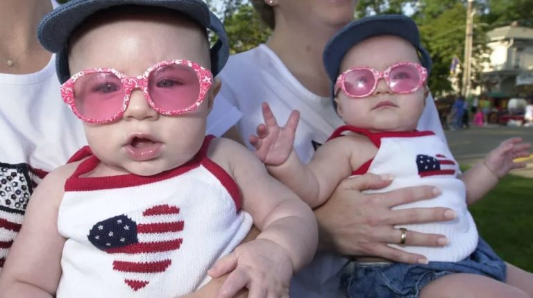 Gêmeos de 7 meses participando da Double Take Parade realizada em 3 de agosto de 2002 no Twins Days Festival em Twinsburg, Ohio. Foto: Mike Simons (Getty Images)