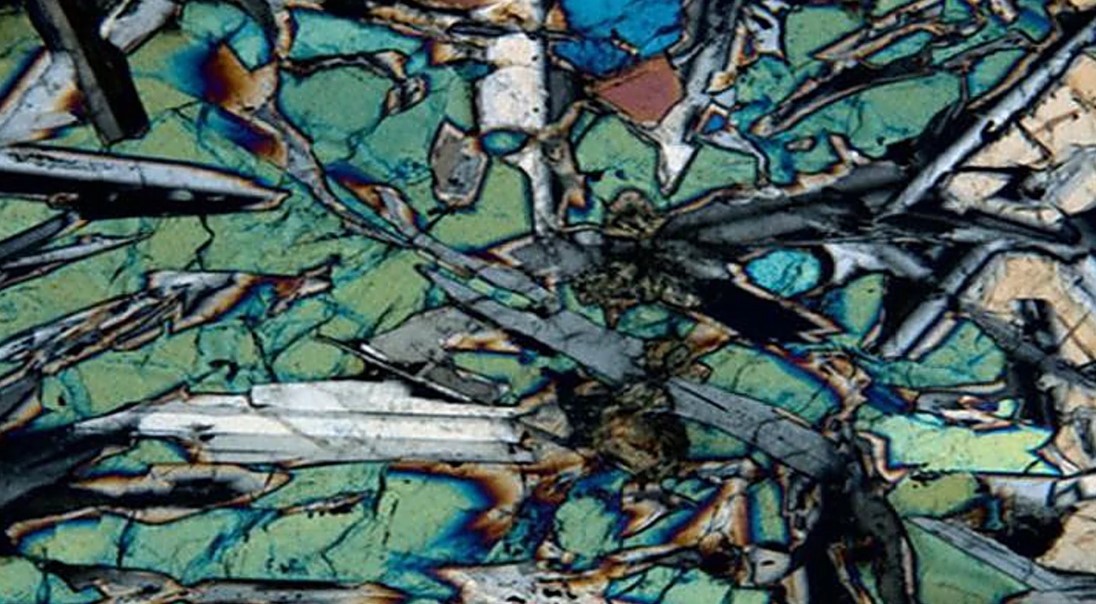 Uma seção transversal microscópica do basalto de 49 milhões de anos. Foto: EXP 351 Science Team.