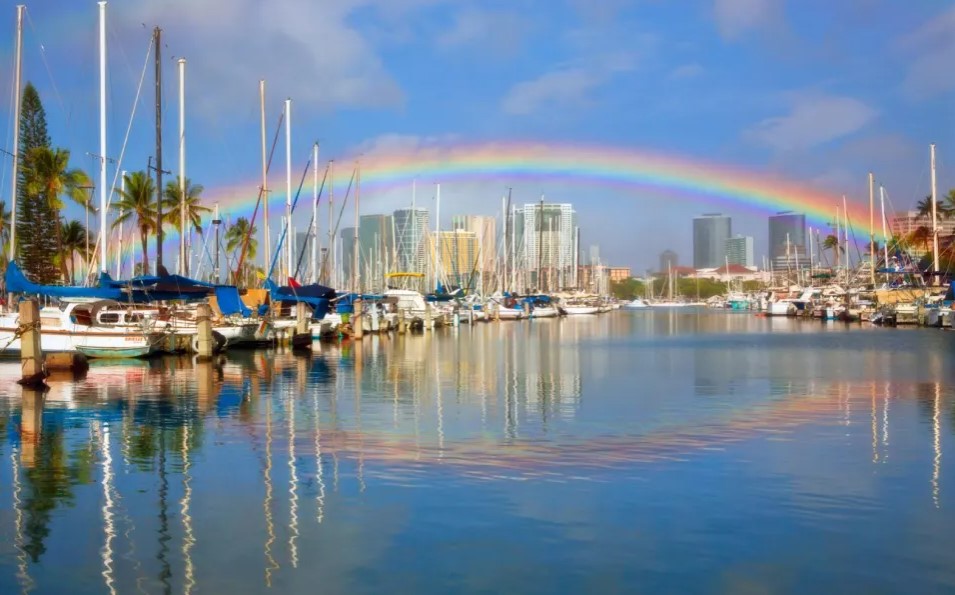 Arco-íris sobre o porto de Honolulu. Imagem: Minghue Chen