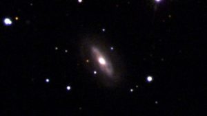 Acredita-se que o Galaxy J0437 + 2456 seja o lar de um buraco negro supermassivo em movimento. Foto: Sloan Digital Sky Survey (SDSS).