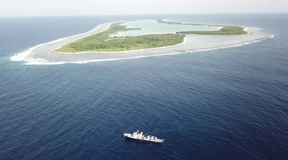 O navio de pesquisa Falkor na Área Protegida das Ilhas Phoenix. Imagem: Schmidt Ocean Institute
