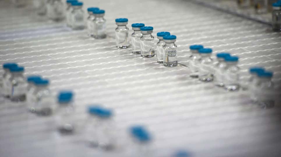 Frascos de diluente na linha de produção da fábrica Fareva, que foram planejados para serem usados ​​na vacina CureVac.