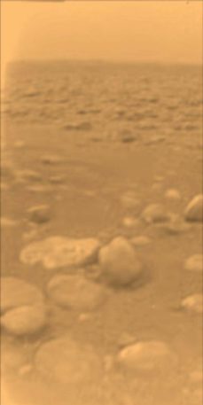 As únicas imagens que temos da superfície de Titã vêm da sonda Huygens, de curta duração. A vida poderia estar em algum lugar além deste horizonte?