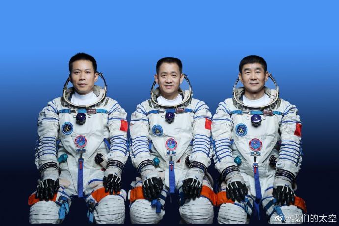 Sr. Nie Haisheng, Sr. Liu Boming e Sr. Tang Hongbo — astronautas que vão à estação espacial Tianhe