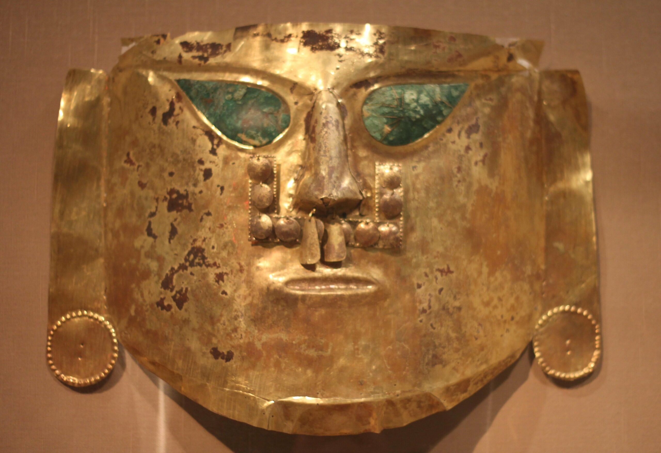 Uma máscara cerimonial de Sicán, notavelmente sem tinta, no Museu de Arte de Dallas. Foto: Wikimedia Commons https://en.wikipedia.org/wiki/Sican_culture#/media/File:Ceremonial_Mask_(peru,_North_Coast,_La_Leche_Valley,_A.D._900-1100).JPG