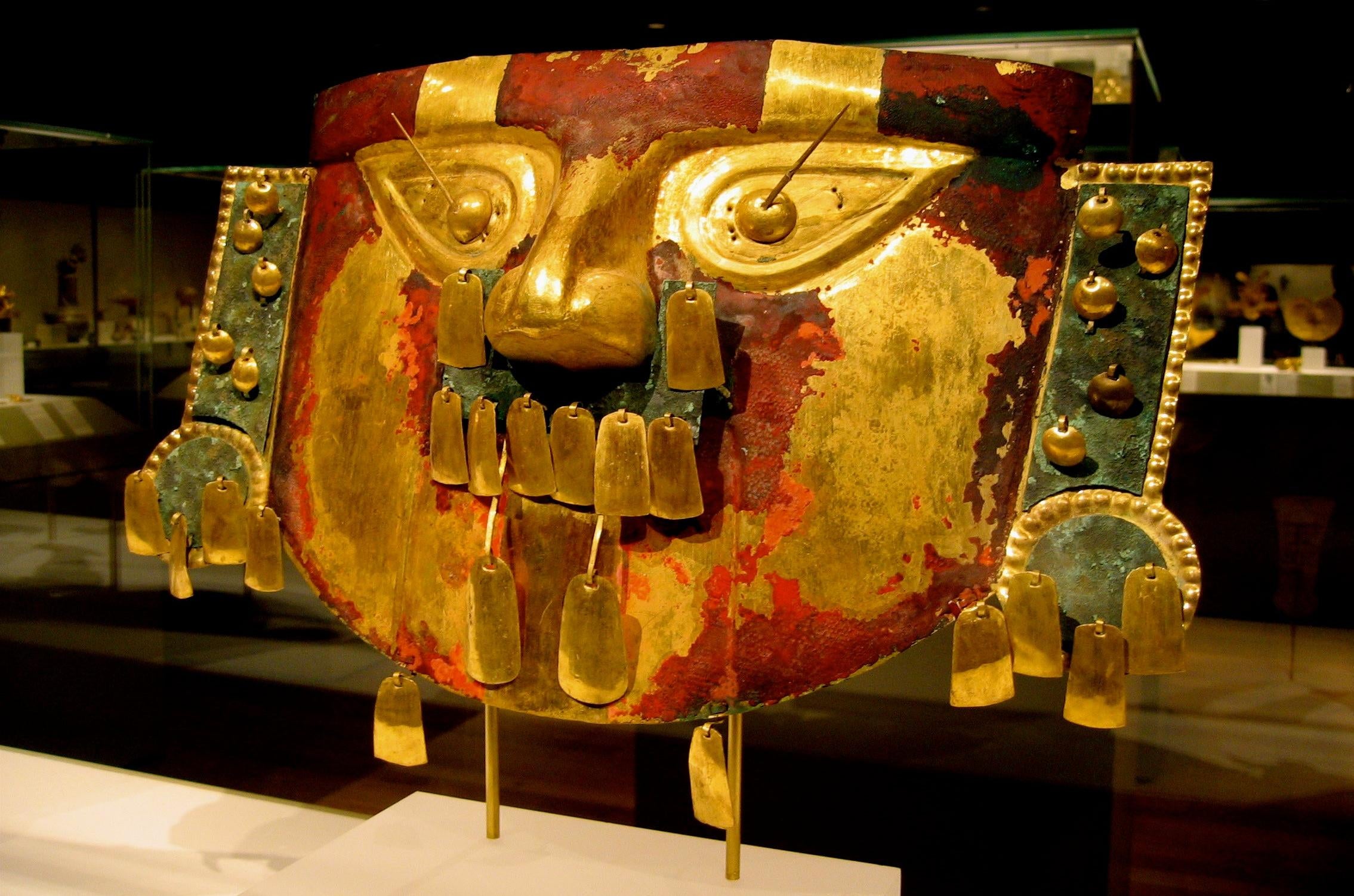 Uma máscara funerária de Sicán no Metropolitan Museum of Art de Nova York, semelhante à recentemente analisada por arqueólogos. Foto: Wikimedia Commons