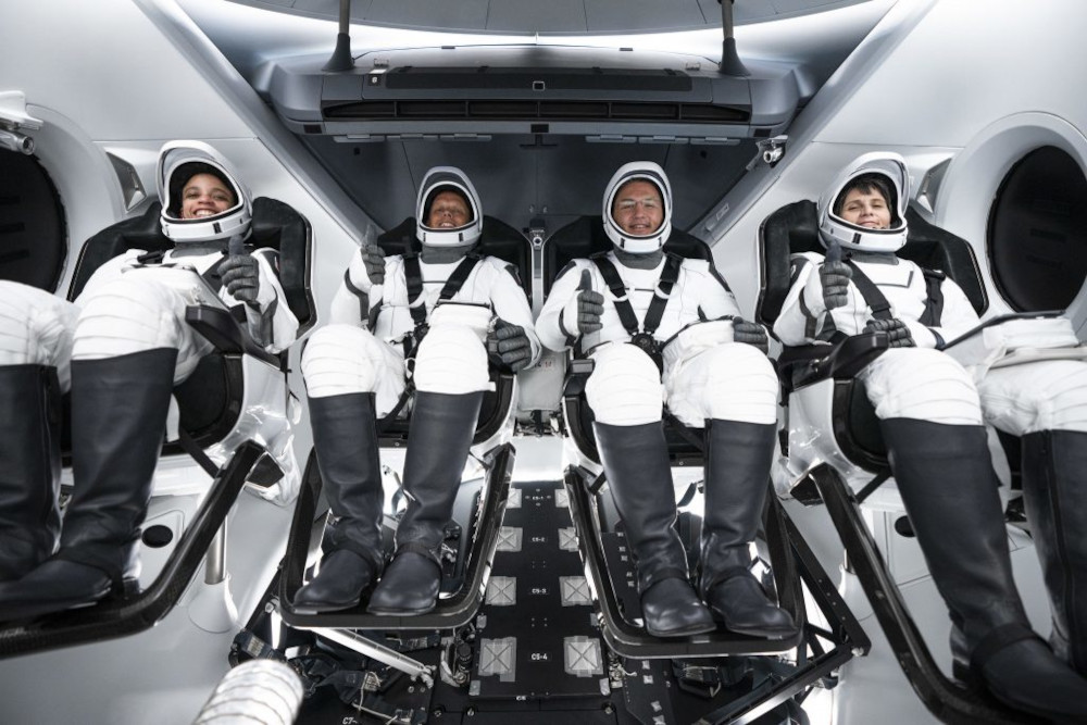 Da esquerda para a direita, Jessica Watkins, Bob Hines, Kjell Lindgren e Samantha Cristoforetti, no interior da espaçonave Freedom, construída pela SpaceX. Imagem: SpaceX/Divulgação