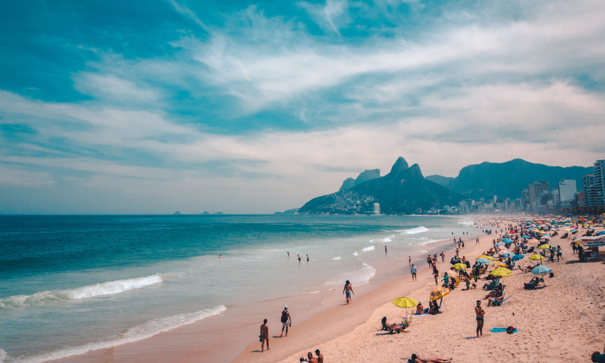 Rio proíbe caixas de som nas praias: confira 3 bons fones para o ar livre