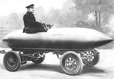 Parecendo um torpedo, mas nada aerodinâmico, o elétrico “La Jamais Contente” foi o primeiro carro a ultrapassar os 100 km/h.