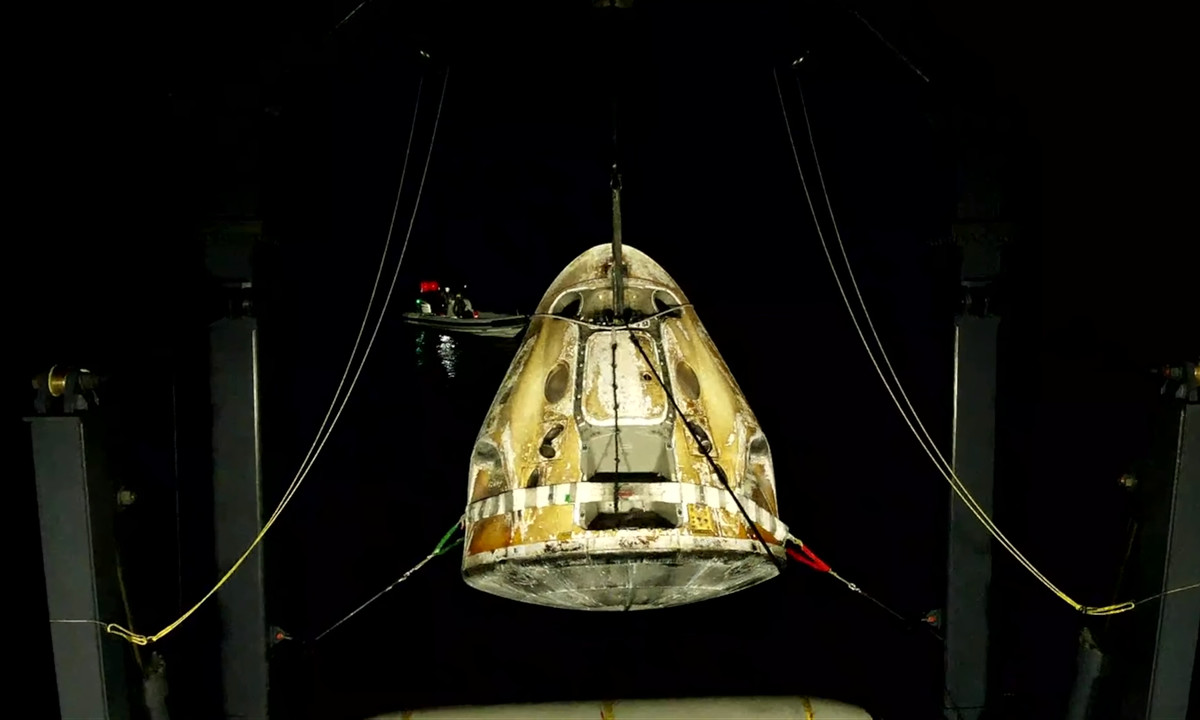 SpaceX traz 4 astronautas de volta com um mergulho da meia-noite