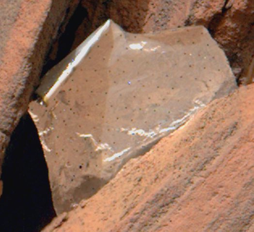 Detalhe do pedaço da manta térmica encontrada em Marte. Imagem: NASA/Divulgação