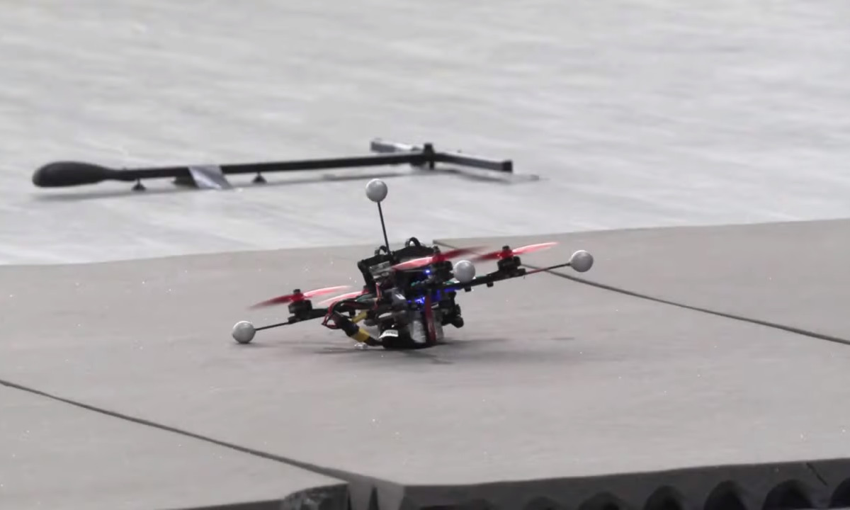 Drone com Inteligência Artificial voa a 70 km/h desviando de obstáculos