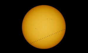 Fotógrafo inglês capta a estação ISS passando na frente do Sol