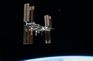 Rússia anunciada saída da ISS - Imagem mostra estação espacial orbitando o planeta Terra.