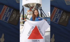 Na imagem, a estudante de física Laysa Peixoto segura a bandeira de Minas Gerais durante treinamento da NASA