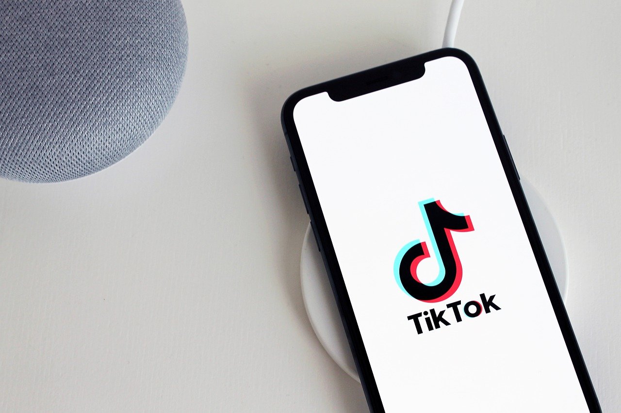 TikTok lança tradução simultânea para nove idiomas, incluindo