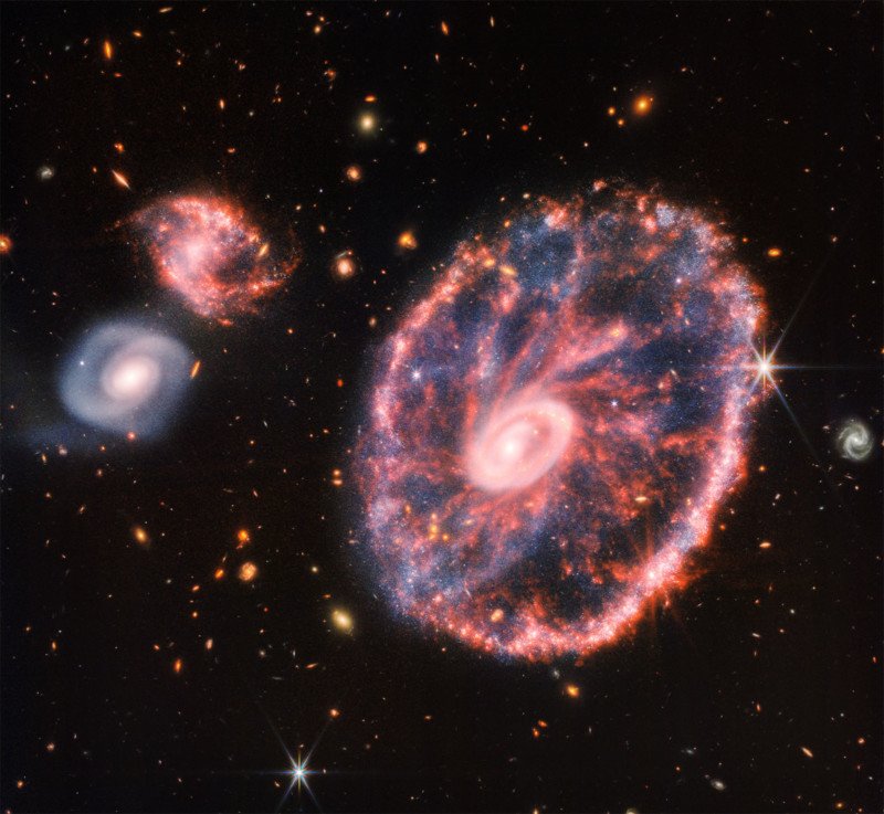 Foto tirada pelo telescópio James Webb mostra a galáxia Cartwheel no espaço.