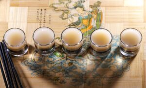 Por que o Japão agora encoraja seus jovens a beber mais álcool