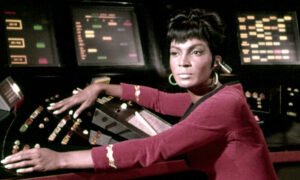 Atriz de Uhura, em Star Trek, terá funeral espacial; veja quanto custa