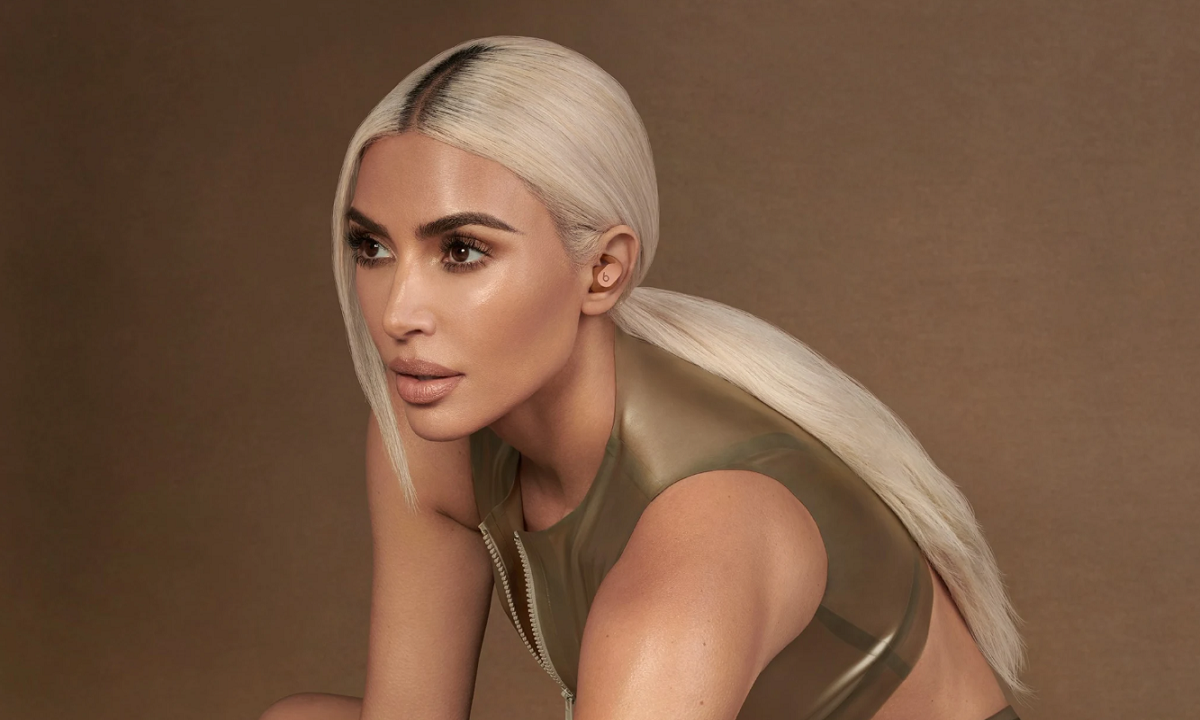 Fones com o jeitão da Kim Kardashian: conheça o Beats Fit Pro by Kim