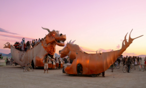 Burning Man 2022: evento no deserto dos EUA tem frota de veículos bizarros