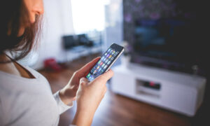 Vazamento aponta que iOS 17 pode integrar iPhone à casa inteligente