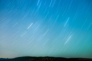 Eventos astronômicos - Foto mostra chuva de meteoros no céu noturno.