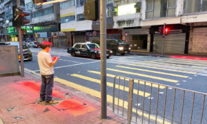 Hong Kong testa semáforos no chão para distraídos no celular