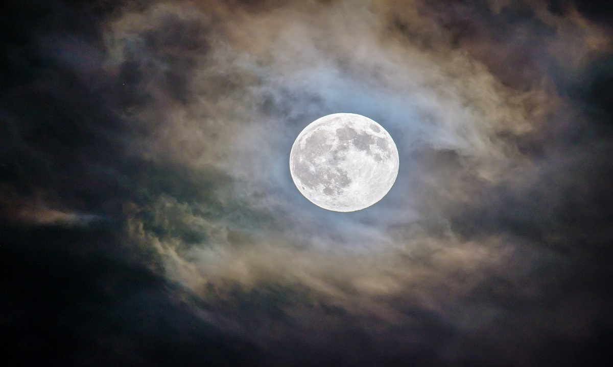 Fotógrafo registra fenômeno "dança da lua cheia"; assista