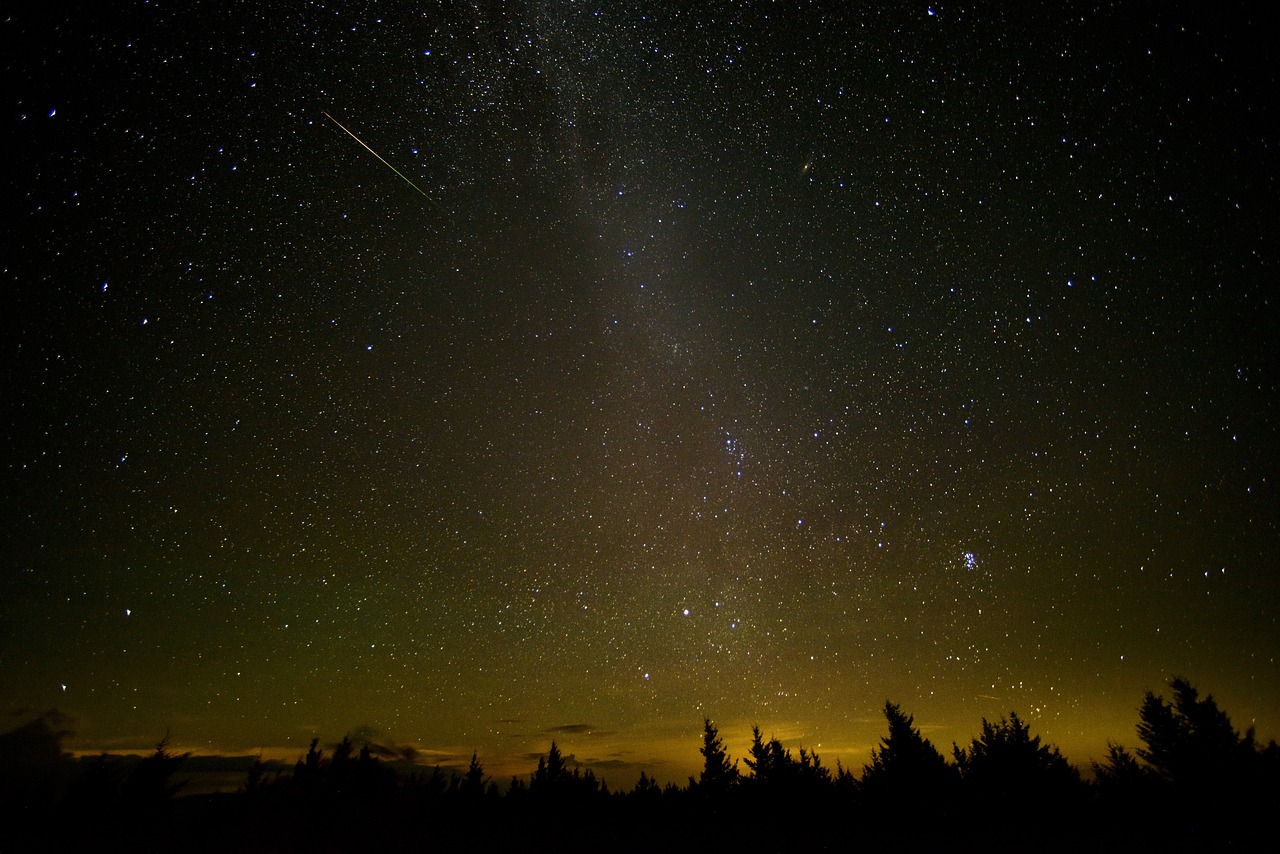 Chuva de meteoros Perseidas acontece na madrugada de sexta para sábado.