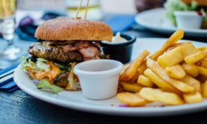 Transtorno alimentar é associado a comer "besteiras" em novo estudo