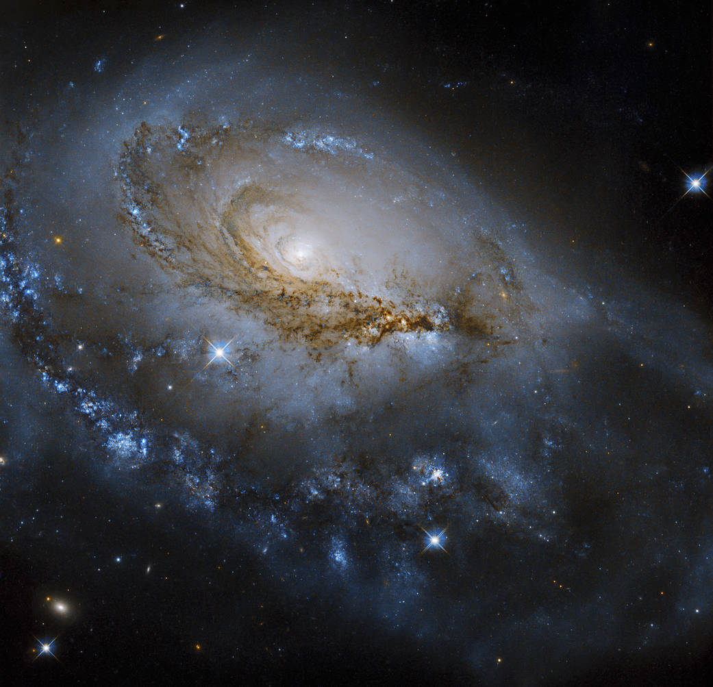 Telescópio Hubble registra galáxia espiral de 180 milhões de anos