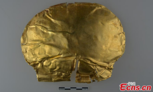 Máscara de ouro de 3 mil anos usada em funerais é descoberta em túmulo na China