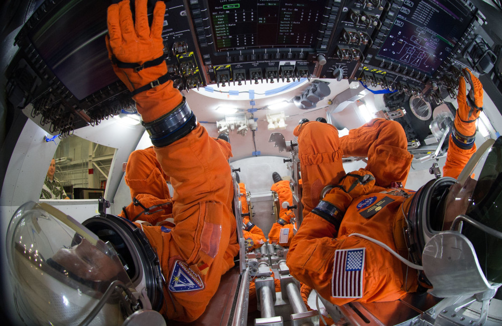 Astronautas em treinamento no interior de um módulo da nave Orion. Imagem: NASA/Divulgação