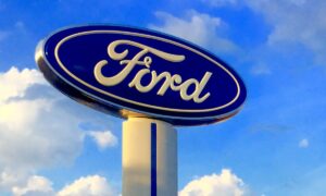 Crise de componentes atrasa entrega de 45 mil carros da Ford