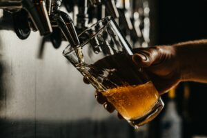Levedura de laboratório mantém sabor da cerveja contra mudanças climáticas