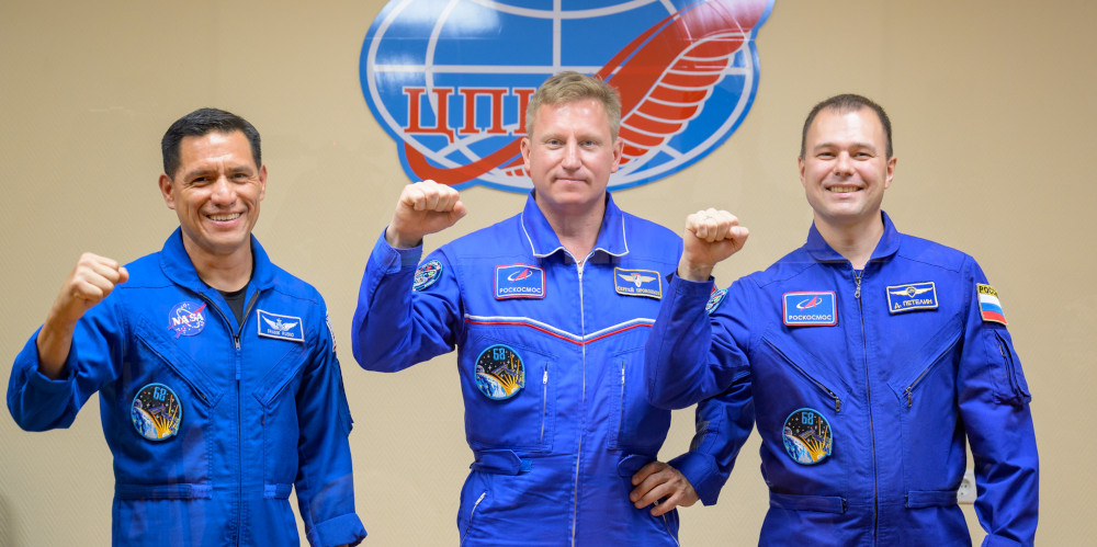 Da esquerda para a direita, o astronauta Frank Rubio, e os cosmonautas Sergey Prokopyev e Dmitri Petelin. 