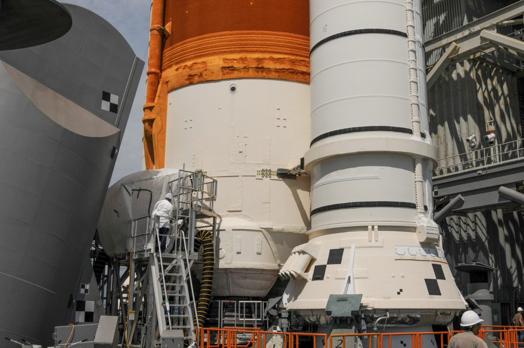  Tenda improvisada montada para os reparos no foguete Artemis 1. Imagem: NASA/Divulgação