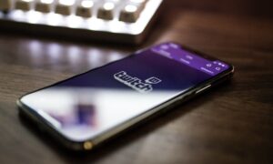 Rússia multa Twitch pela 2ª vez em 15 dias por “fake news”