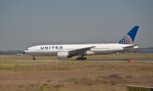 United não vê relação entre incidente no voo para SP e manutenção de Boeings 777