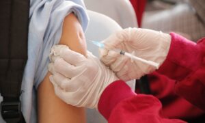 Vacina contra Covid pode causar leve atraso na menstruação, diz estudo