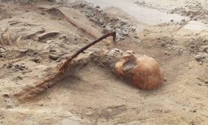 Esqueleto de mulher sepultada como vampira no século 17 é descoberto na Polônia