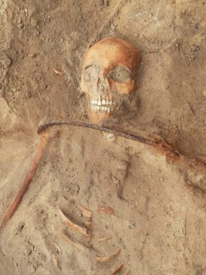 Esqueleto de mulher sepultada como vampira no século 17 é descoberto na Polônia